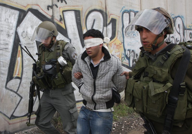 القوات الإسرائيلية تعتقل عشرات الفلسطينيين بالضفة الغربية
