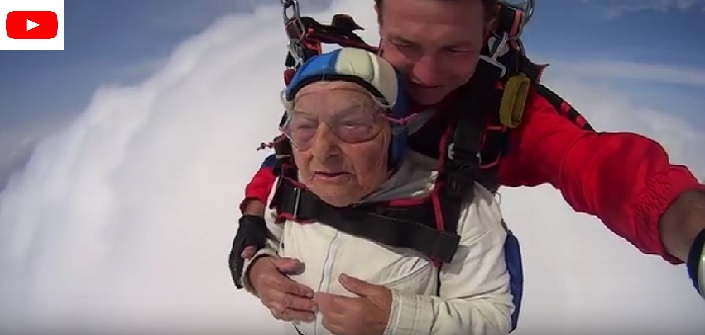 بالفيديو.. روسية عمرها 93 وتقفز من ارتفاع 3000 متر