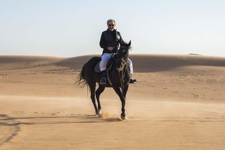 الوليد بن طلال ينشر أولى صوره وهو يستمتع بوقته في الصحراء عقب الإفراج عنه