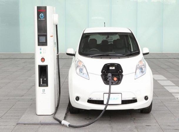 رسميًا.. مصر تفتتح أول شبكة لشحن السيارات بالكهرباء بدلًا من الوقود