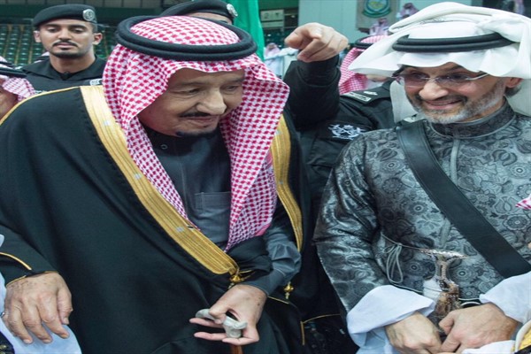 بالفيديو والصور| الملك سلمان بن عبد العزيز يرقص مع الوليد بن طلال