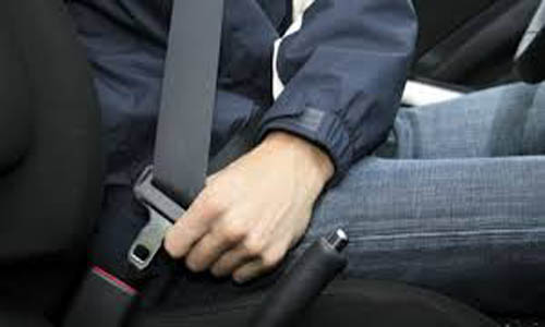 عقوبات رادعة لقائدي السيارات بدون ربط حزام الأمان.. وحقيقة منع ترخيص السيارات التي يتجاوز عمرها 20 سنة
