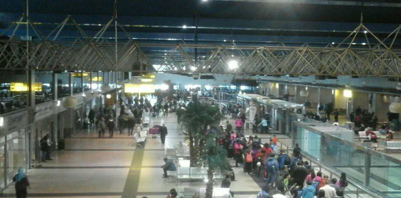 جمارك مطار القاهرة تحبط محاولة تهريب سندات ووثائق أثرية