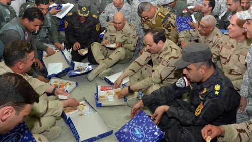 السيسي يرتدي البدلة العسكرية ويتناول الإفطار على الأرض مع أبطال سيناء.. ويوجه أقوى رسائله (صور)