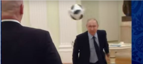 بالفيديو: بوتين يظهر مهاراته الكروية في أحد القصور الرئاسية