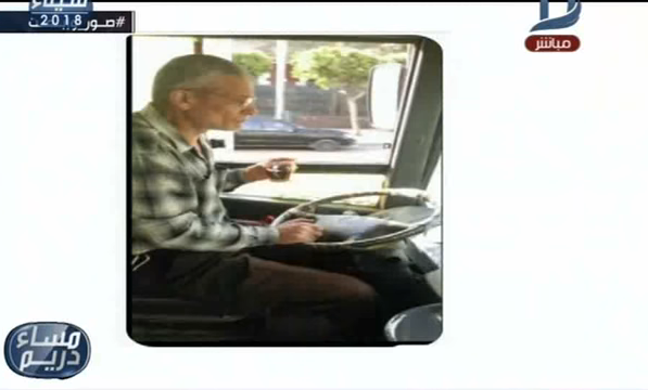 شاهد.. سائق أتوبيس يشرب الشاي أثناء القيادة.. والإعلامية: «مشهد معبر»