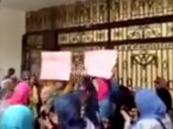 عاجل بالفيديو.. الأهالي يتظاهرون منذ قليل أمام وزارة التربية.. ووزير التعليم: «أنا مش شغال في إسرائيل»