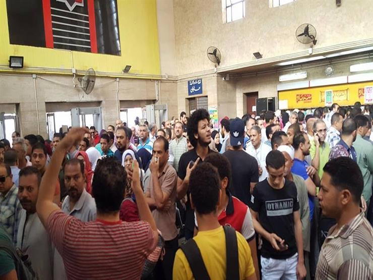 عاجل| الشرطة تحتجز بعض المواطنين الغاضبين من رفع تذاكر المترو