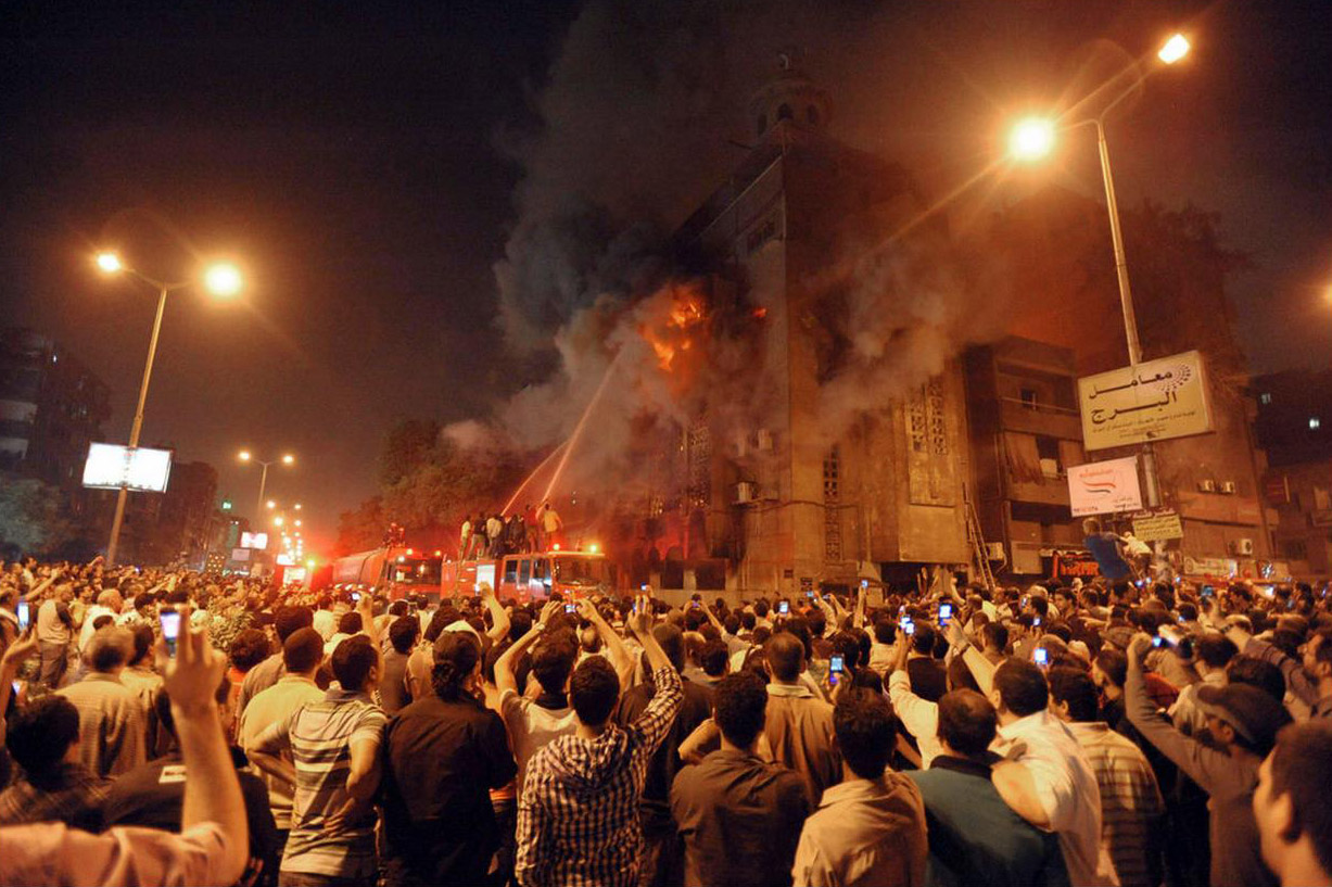 إندلاع حريق هائل داخل كنيسة بالقاهرة.. والصحة ترفع حالة الطورائ
