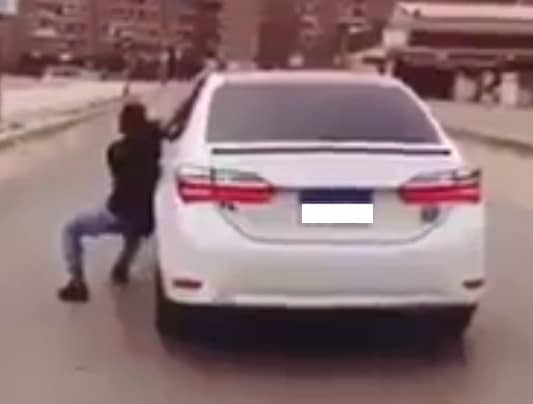 شاهد| للمرة الأولى في مصر.. القبض على بطل فيديو رقصة «كيكي» في الطريق العام