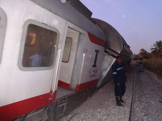 عاجل.. تفاصيل مثيرة وراء إنقلاب قطار “القاهرة- أسوان”.. والصحة تكشف أعداد المصابين والضحايا