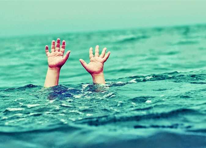 تفاصيل مثيرة وراء وفاة “طفلة” في حمام السباحة.. وشاهد عيان: “شفنا تعبان جوا الحمام” !!