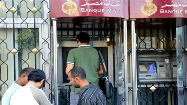 عاجل.. الحكومة تكشف حقيقة توقف صرف مرتبات الموظفين من ماكينات الـ ATM