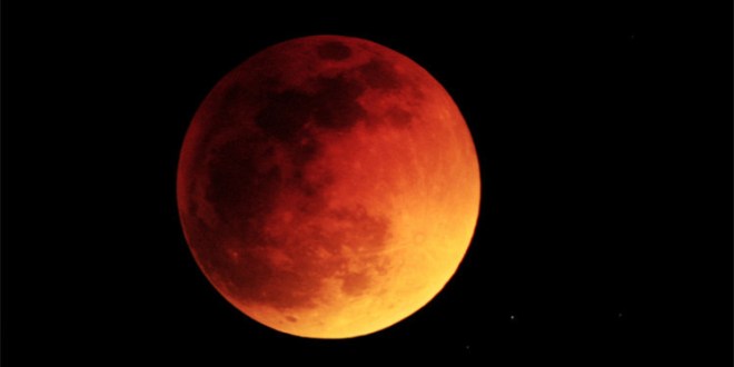 “القمر الدامي” يظهر في سماء مصر الجمعة المقبلة.. وعلماء يتوقعون حدوث كوارث قبل ظهوره