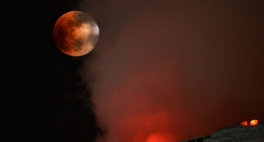 تفاصيل ظهور “القمر الدموي” في سماء القاهرة يوم الجمعة.. وعلماء يتوقعون حدوث كوارث قبل ظهوره