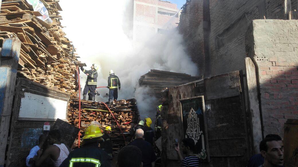 “حريق هائل” يضرب القاهرة منذ قليل.. والحماية المدنية تدفع بـ 60 رجل مطافئ لإنقاذ الموقف