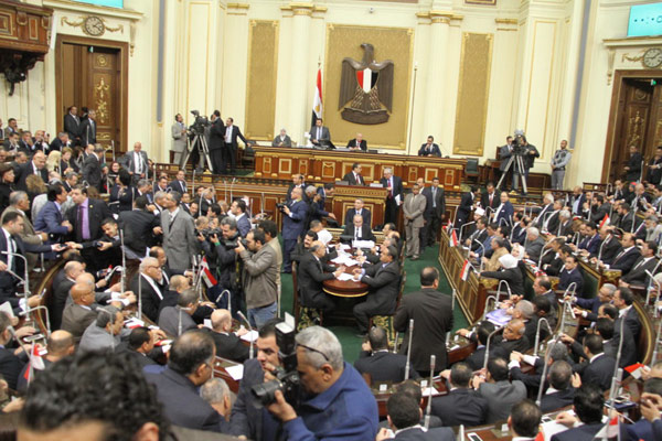 رئيس مجلس النواب المصري يتحدث مجددا عن تصديه لمؤامرة إسقاط البرلمان ويهدد بإسقاط عضوية نواب المعارضة