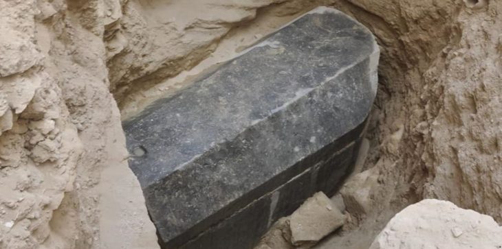 الآثار تكشف تفاصيل محتويات التابوت الأثري الضخم بالاسكندرية وتنفي ارتباطه بأي لعنة