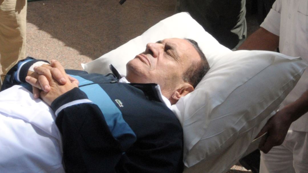 بالصور| أول رد فعل من علاء مبارك على شائعة وفاة والده
