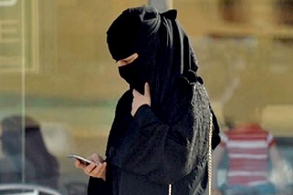 سعودية تتعرى أمام الكاميرات.. ومطالب بعودة الأمر بالمعروف