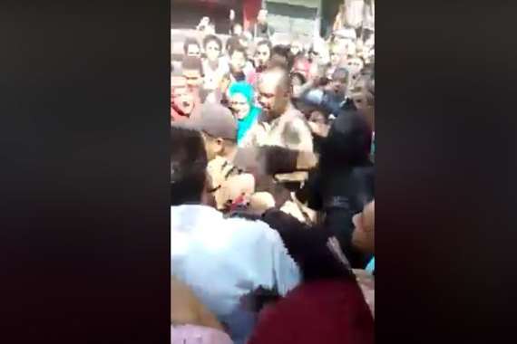 بالفيديو.. سيدات يستخدمن “حيلة جديدة” لخطف التلاميذ من المدارس.. وقرار عاجل من الشرطة