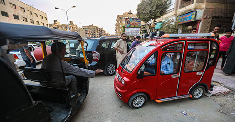 بالصور | توك توك كهربائي وله 4 أبواب وشبابيك ويسير على 4 عجلات يغزو مصر قريبًا