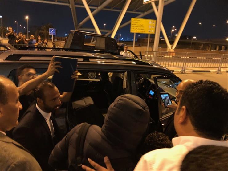 شاهد| محمد صلاح يصل مطار القاهرة وسط حراسة أمنية مشددة