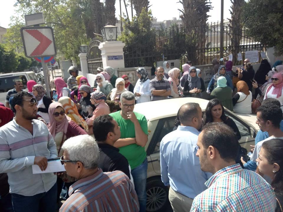 شاهد| أول مظاهرة أمام وزارة التعليم بسبب نظام التعليم الجديد
