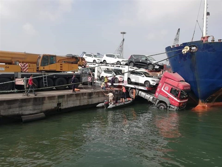 بالصور.. سقوط شاحنة محملة بـ “السيارات الجديدة” في مياه البحر داخل ميناء الإسكندرية
