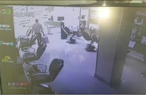 “عدالة السماء”.. فيديو يوثق لحظة وفاة حرامي أثناء سرقة محل في المعادي