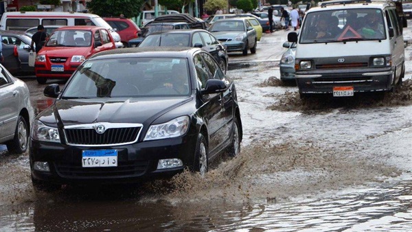 بالفيديو والصور| أمطار غزيرة تضرب الإسكندرية منذ قليل.. وقرار عاجل من المحافظ