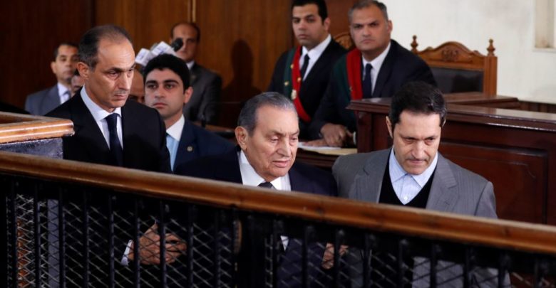 4 أسئلة هامة يوجهها البلتاجي لـ«مبارك» في قضية اقتحام السجون.. والقاضي المتهم تجاوز
