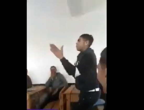 بالفيديو| «لا تربية ولا تعليم».. طالب يقطع شرح مدرسته بوصلة رقص.. ورد فعل غريب من الطلاب