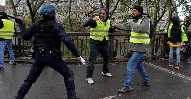 الحكومة الفرنسية تتراجع.. وتستجيب لمطالب أصحاب “السترات الصفراء”