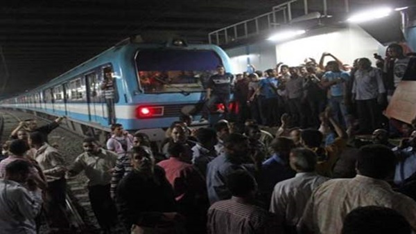 “تركت 4 أطفال”.. تفاصيل مثيرة وراء الحادث المؤسف داخل محطة مترو بالقاهرة.. ونقل جثة السيدة للمشرحة