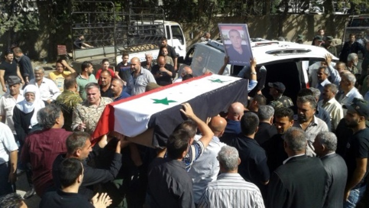 «مشهد مرعب للجميع».. جندي سوري يخرج من النعش أثناء تشيع الجنازة «فيديو»
