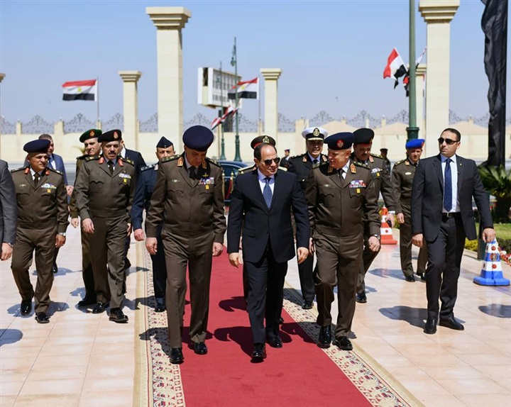 بيان للتلفزيون المصري منذ قليل يكشف تفاصيل اجتماع الرئيس اليوم بقادة الجيش والشرطة “صور”