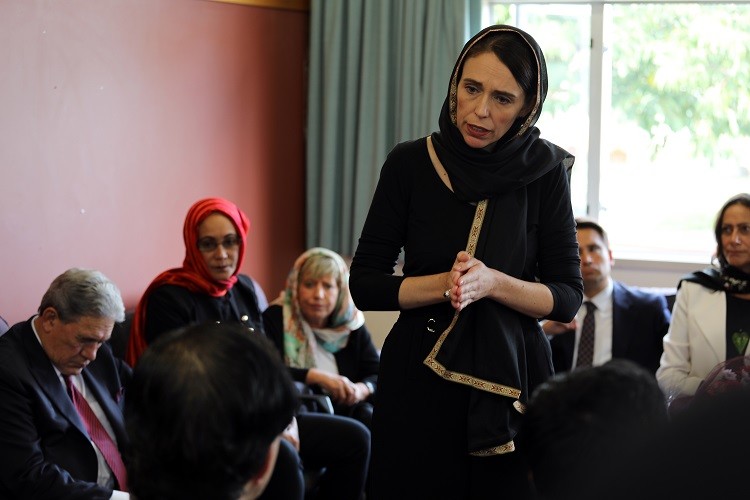 “ارتدت الحجاب تضامنًا مع الضحايا”..رئيسة وزراء نيوزلندا تؤكد أن المهاجم لم يكن ينوي التوقف عند مذبحة المسجدين