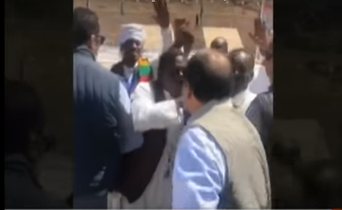 شاهد بالفيديو| الرئيس السيسي يسحب يده قبل تقبيلها من مواطن أسواني