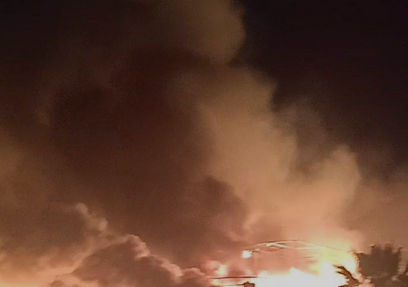 بالصور| نشوب حريق في مصنع بمنطقة برج العرب منذ قليل والدفع بـ20 سيارة إطفاء للسيطرة على الحريق.. إليكم التفاصيل وحجم الخسائر المادية والبشرية