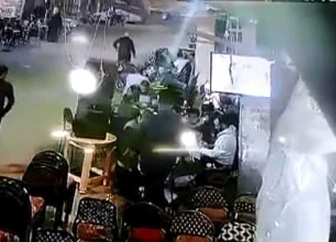بالفيديو.. “سيارة حكومية” تدهس عدد كبير من المواطنين داخل قهوة في بني سويف !!