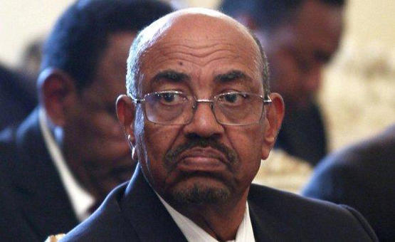 العثور على « 6 ملايين يورو و351 ألف دولار و5 مليارات جنيه سوداني» في منزل الرئيس السوداني السابق عمر البشير
