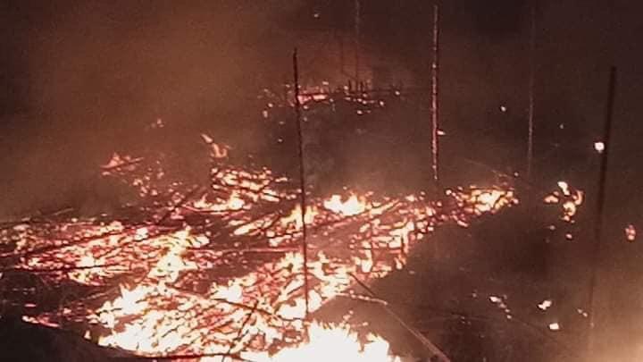 انلاع حريق في مخيم كنسية مارجرجس بالمنيا منذ قليل.. وانتقال القيادات الأمنية للمكان وحجم الخسائر حتى الآن