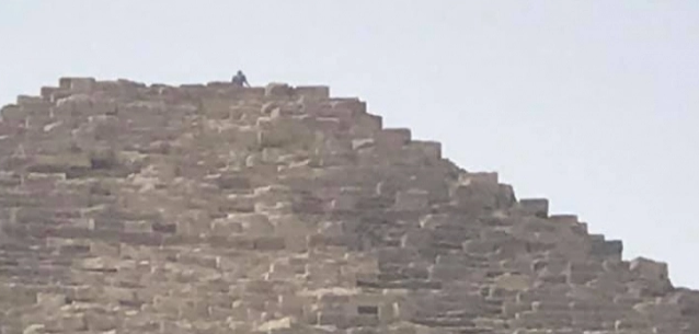 شاب يتسلق “هرم خوفو” ويلقى بالحجارة على الزائرين والسياح.. وبيان رسمي يكشف تفاصيل الواقعة