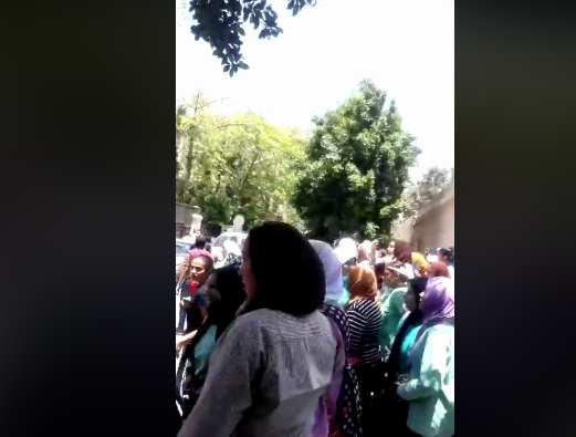 بالفيديو.. وقفة طلابية أمام وزارة التعليم احتجاجاً على نظام الثانوية المعدل
