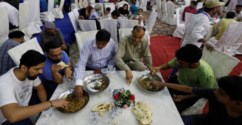 شاهد.. جمعية خيرية تقدم لحم النعام والغزال للفقراء في رمضان