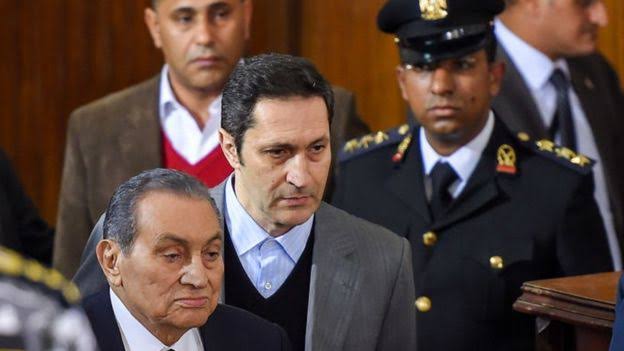 علاء مبارك يرد على خبر وفاة والده