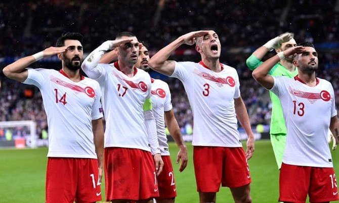 تركيا تدافع عن لاعبيها بعد تحية الجنود الأتراك