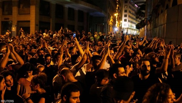 عاجل “بث مباشر” لبنان تشتعل والمتظاهرون يحاولون اقتحام القصر الجمهوري وقطع للطرق وفوضى تعم بيروت وبيان للأمم المتحدة