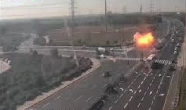 بالفيديو..شاهد حالة الرعب والفزع الإسرائيلي لحظة سقوط صاروخ فلسطيني وسط الطريق في إسرائيل